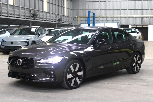 Volvo  Recharge Ultimate, T8 AWD plug-in hybrid, ไฟฟ้า/เบนซิน, Dark