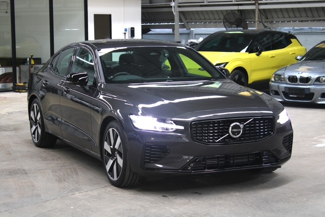 Volvo  Recharge Ultimate, T8 AWD plug-in hybrid, ไฟฟ้า/เบนซิน, Dark