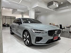 Volvo  Recharge Ultimate, T8 AWD plug-in hybrid, ไฟฟ้า/เบนซิน, Dark