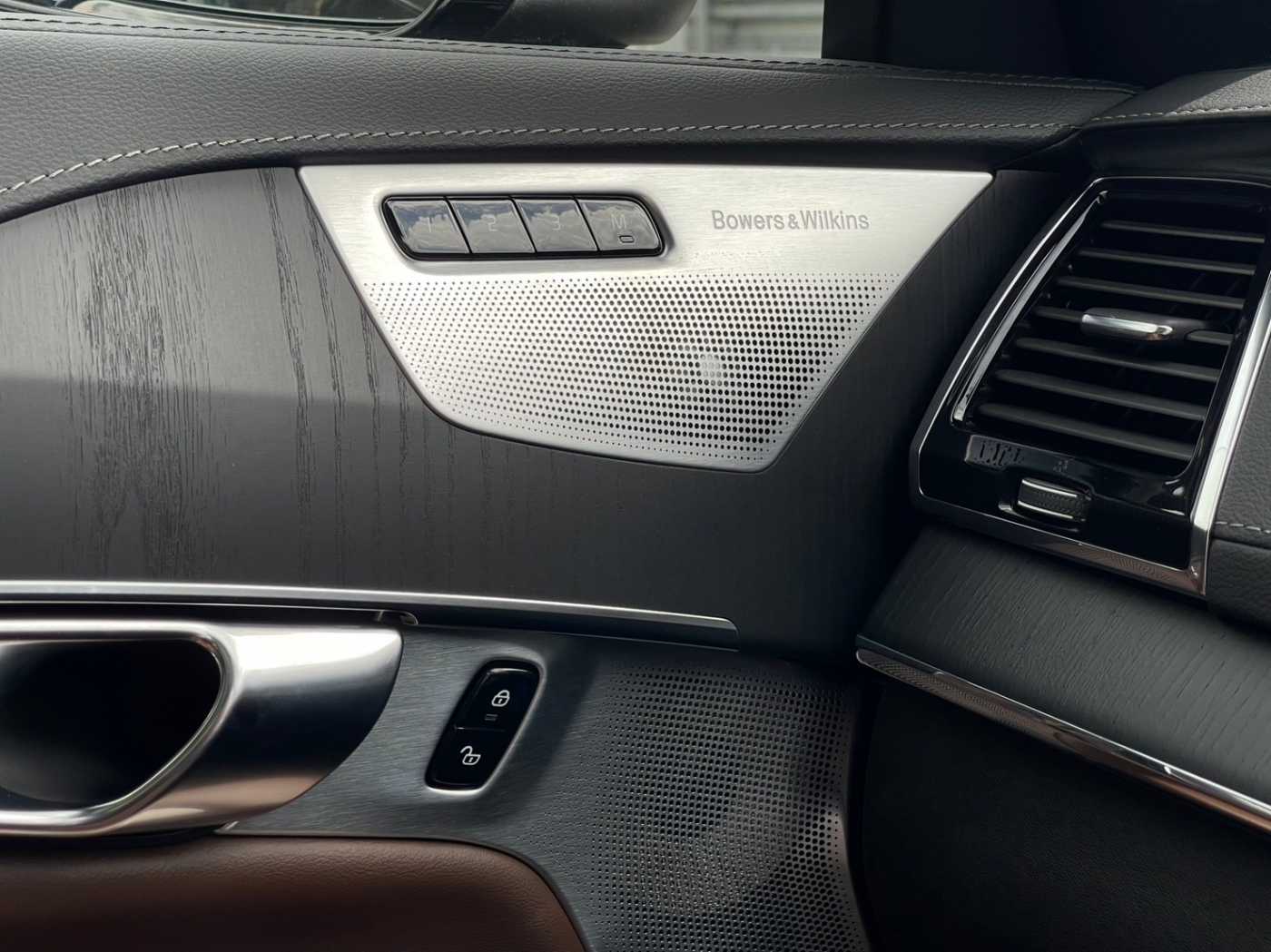 Volvo  Recharge Inscription Pro, T8 AWD plug-in hybrid, 7 เบาะที่นั่ง