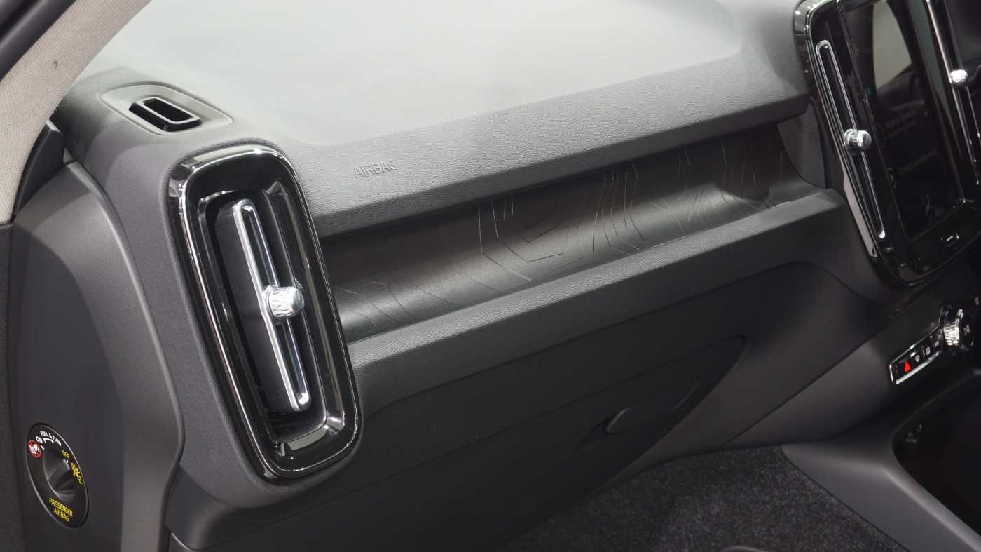 Volvo  Recharge Ultimate T5 Plug-in Hybrid Bright MY23 (262 hp) เหลือสีเงิน และดำ